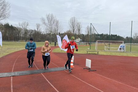 uczestnicy podczas biegu