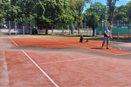 zdjęcie porządkowe na korcie