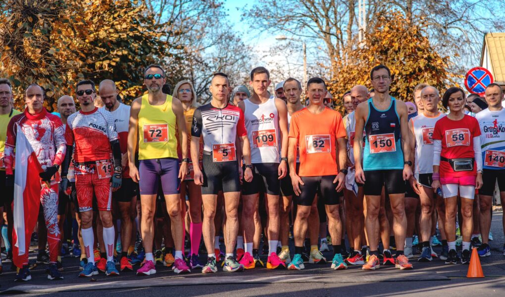 zdjęcie biegaczy na starcie