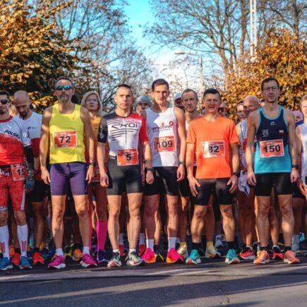 zdjęcie biegaczy na starcie