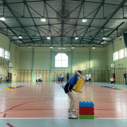 zdjęcie uczestników podczas konkurencji sportowych