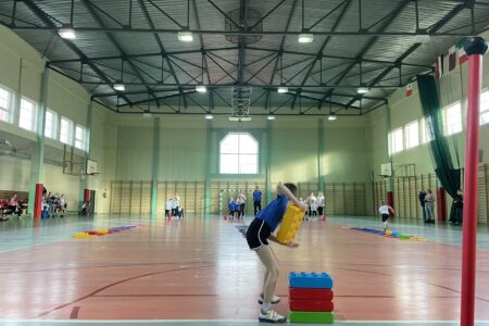 zdjęcie uczestników podczas konkurencji sportowych