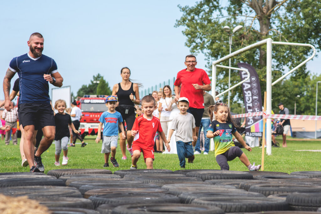 zdjęcie uczestników pokonujących przeszkody