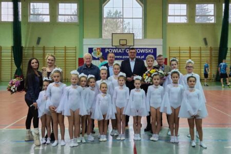 zdjęcie dziewczynek z grupy akrobatycznej OKF