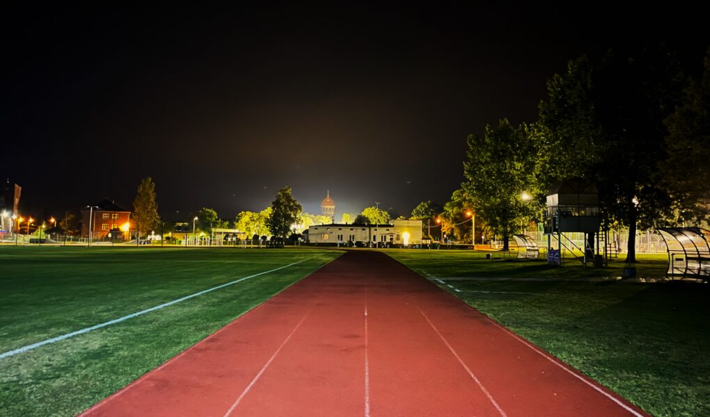stadion miejski nocą