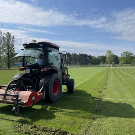 zdjęcie zabiegów pielęgnacyjnych boiska piłkarskiego