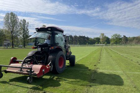 zdjęcie zabiegów pielęgnacyjnych boiska piłkarskiego