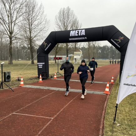 Uczestnicy podczas biegu Charytatywna 400-tka Góra 2026