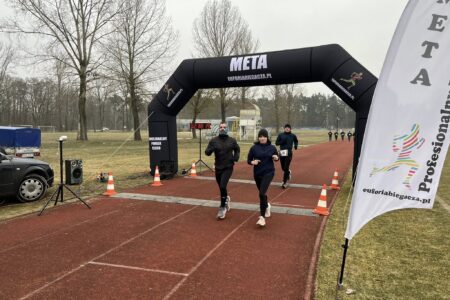 Uczestnicy podczas biegu Charytatywna 400-tka Góra 2026