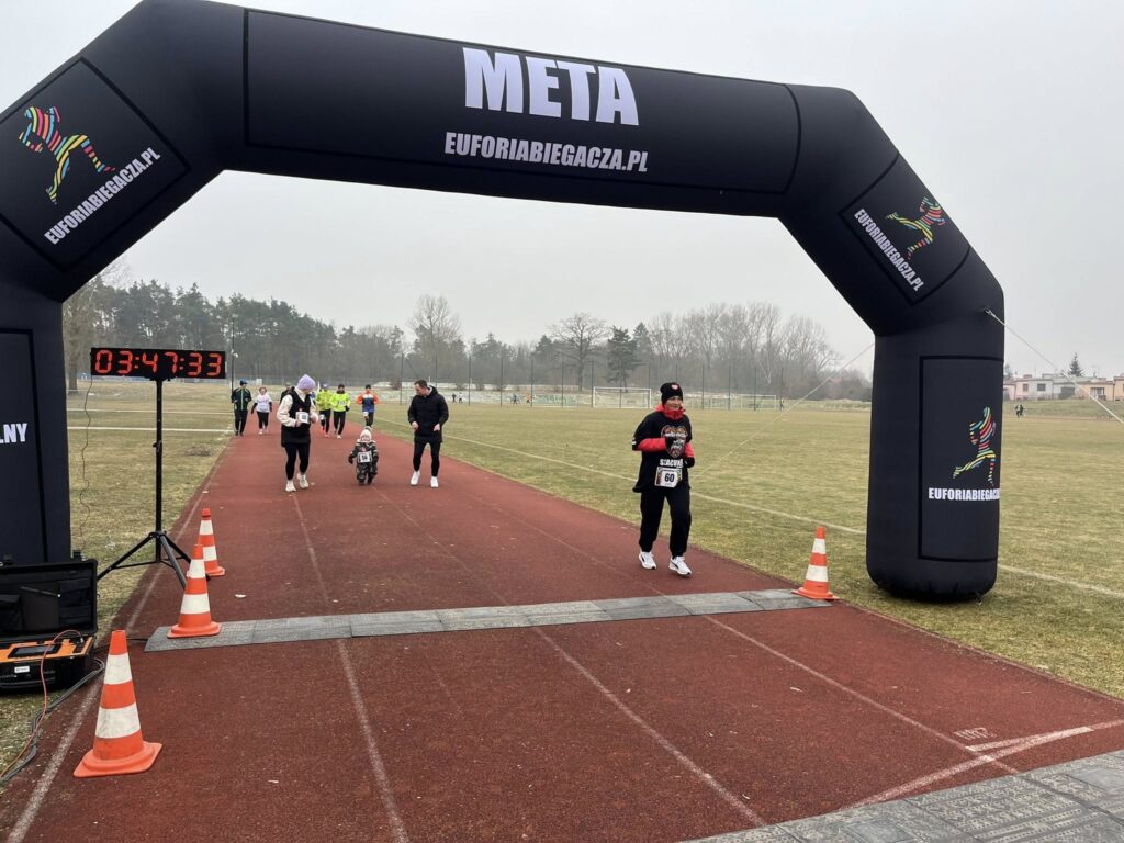 Uczestnicy podczas biegu Charytatywna 400-tka Góra 2026