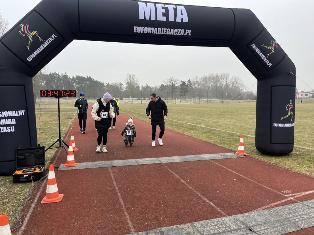 Uczestnicy podczas biegu Charytatywna 400-tka Góra 2026