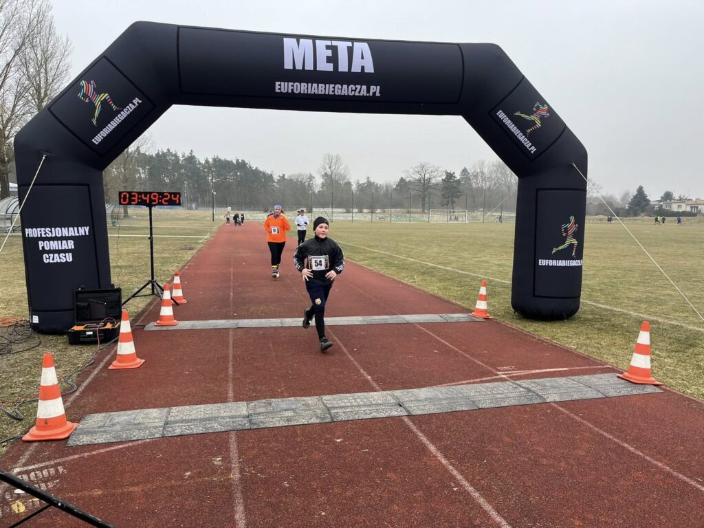 Uczestnicy podczas biegu Charytatywna 400-tka Góra 2026