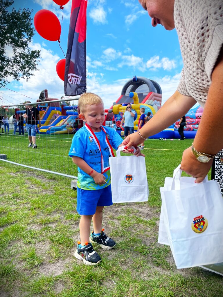 DZIECI PODCZAS BIEGU SUPERKIDS