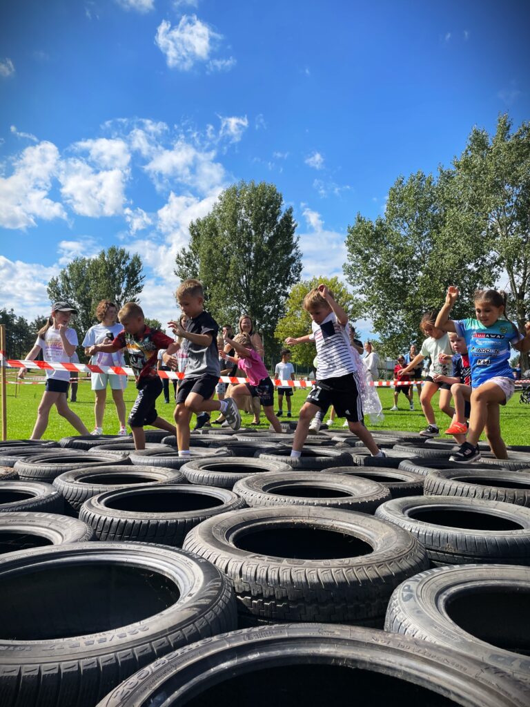 DZIECI PODCZAS BIEGU SUPERKIDS